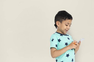Smartphone kullanarak çocuk