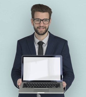 Dizüstü bilgisayarda çalışan bir iş adamı