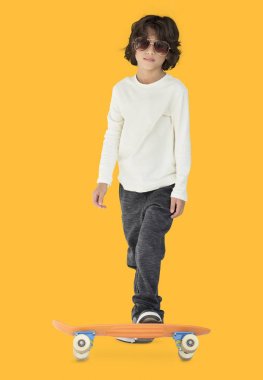 kaykay ile şık çocuk