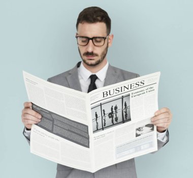 Gazete okuyan adam