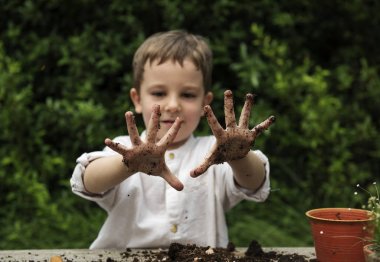 Küçük boy gösteren kirli eller 