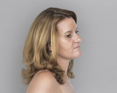 Sarışın kadın stüdyoda poz