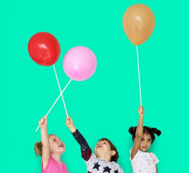 Küçük çocuk balon ile oyun 