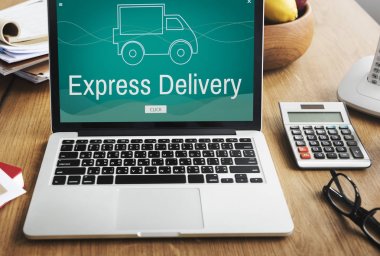 Ofis Masası üstünde laptop