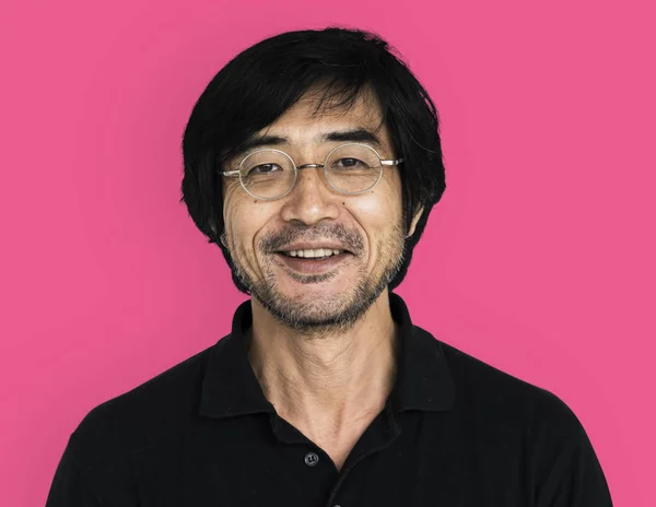 Asiatische Mann posiert in studio — Stockfoto