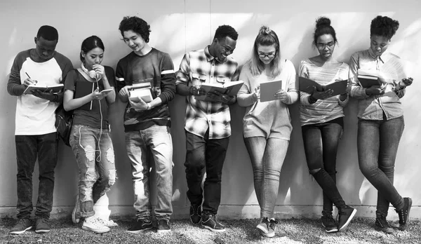 Dospívající lidé studovat dohromady — Stock fotografie
