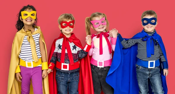 Barn i superhjälte dräkter — Stockfoto