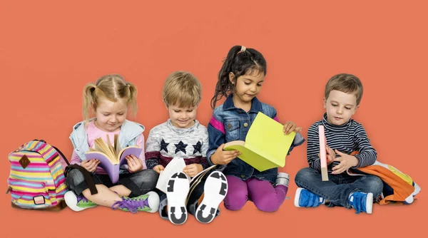 Předškolní děti s knihami a batohy — Stock fotografie