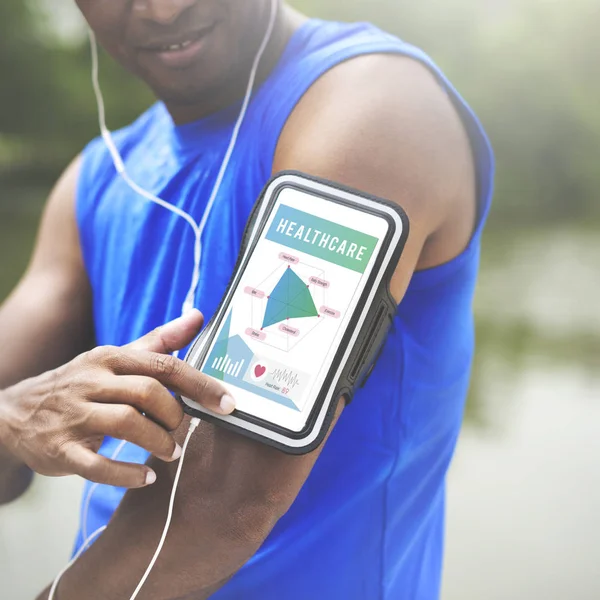 Fit man använder mobiltelefon — Stockfoto