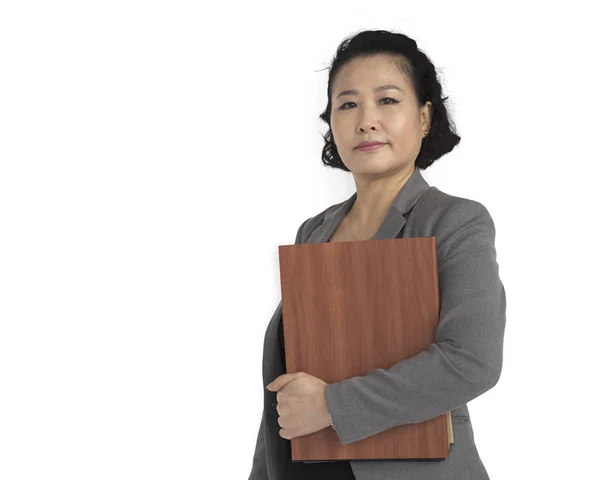 Взрослая азиатская деловая женщина — стоковое фото