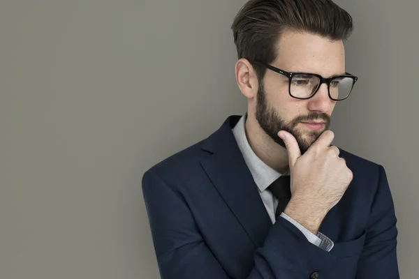 Affärsman tänkande och håller handen på hakan — Stockfoto