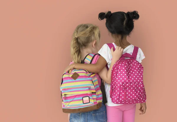 Meninas pré-escolares com mochilas — Fotografia de Stock