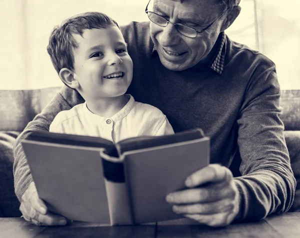 Abuelo leyendo libro con nieto — Foto de Stock