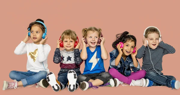 Adorabili bambini che ascoltano musica — Foto Stock