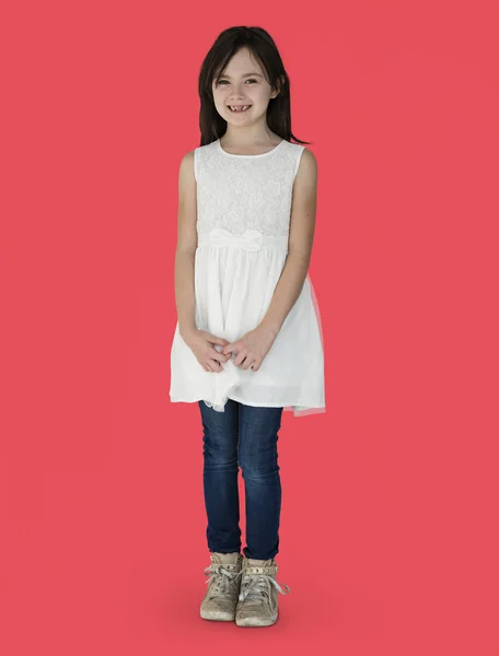 Маленька дівчинка в білій сукні — стокове фото