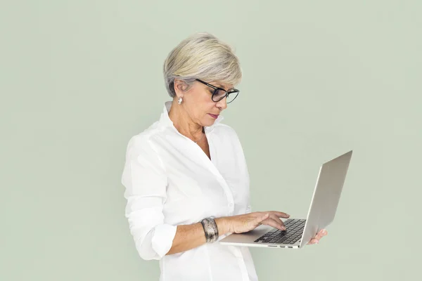 Mulher usando laptop no estúdio — Fotografia de Stock