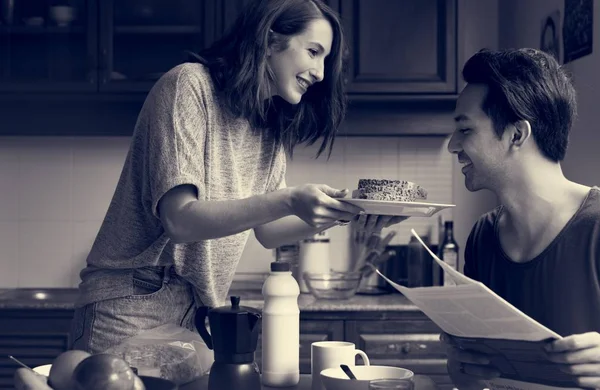 Çift birlikte kahvaltı yapıyor. — Stok fotoğraf