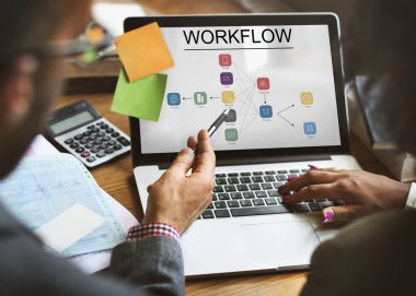 Erkek ve kadın onun laptop üzerinde