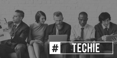 İş adamları birlikte çalışıyor.