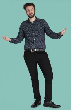 stüdyoda ayakta işadamı