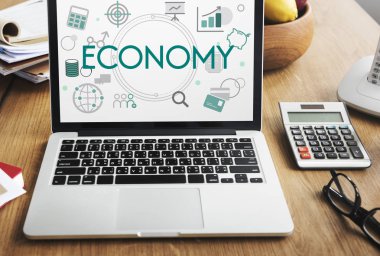 Ofis Masası üstünde laptop