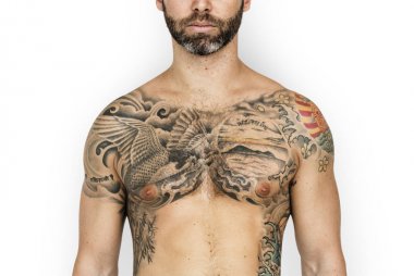 dövmeli yakışıklı adam 