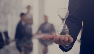 işadamı holding kum saati 