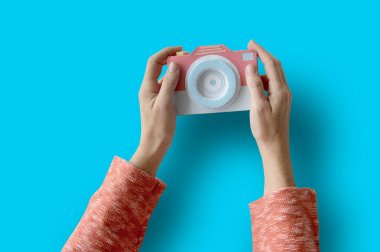 İnsan eli kamera tutarak