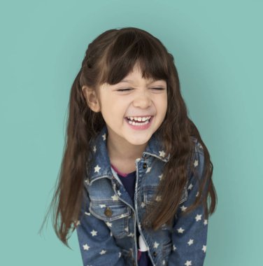 küçük kız stüdyoda gülüyor 