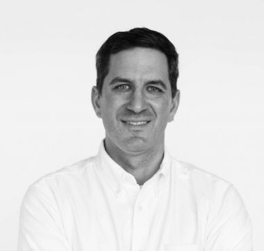 Beyaz tişörtlü adam