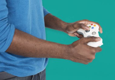 Adam oyun joystick ile poz