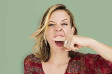 Studio komik sarışın kadın