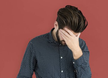 sıkılmış adam kafa dokunmadan