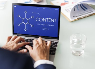 Dizüstü bilgisayarda çalışan iş adamı