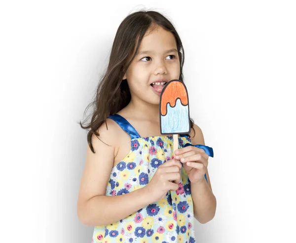 Dívka drží papír zmrzlina — Stock fotografie