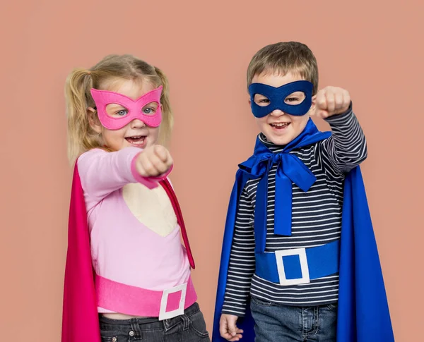 Kinder in Superheldenkostümen — Stockfoto