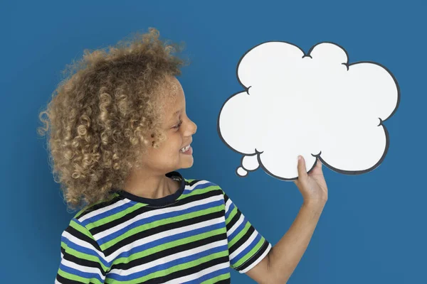 Çocuk konuşma balonunu tutuyor — Stok fotoğraf