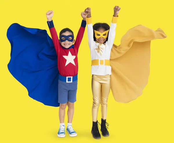 Copii mici în costume de supereroi — Fotografie, imagine de stoc