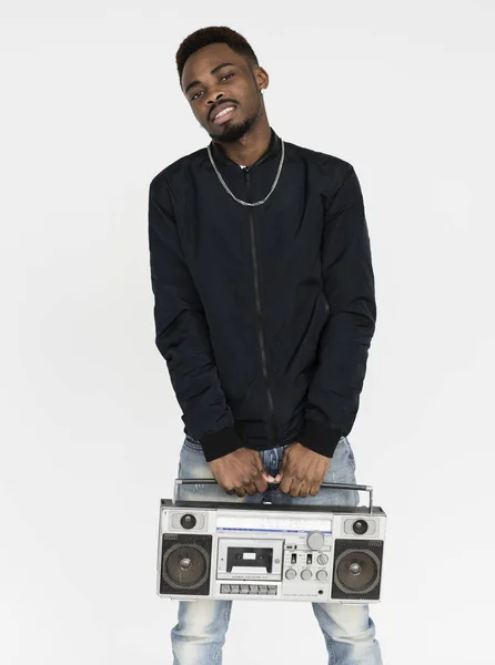 Attraktiv afrikanska man med boombox — Stockfoto