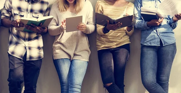Tonåriga människor studera tillsammans — Stockfoto