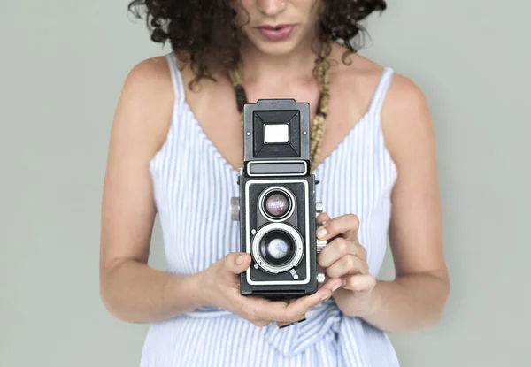 Mulher usando câmera vintage — Fotografia de Stock