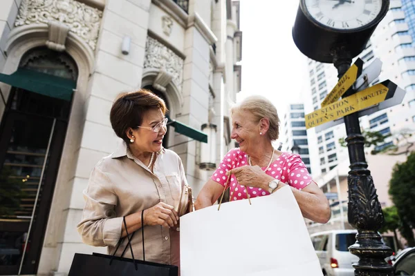 Старші жінки мають покупки — стокове фото