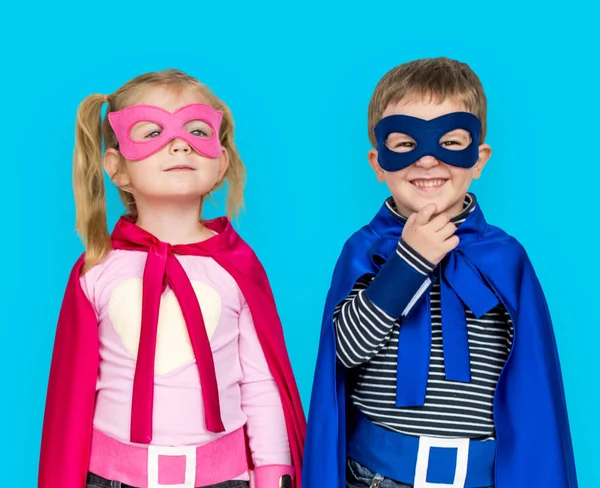 Kinder in Superheldenkostümen — Stockfoto