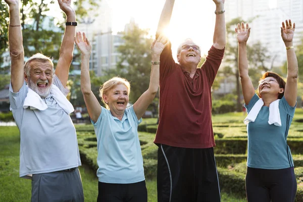 Personas mayores haciendo ejercicios deportivos —  Fotos de Stock