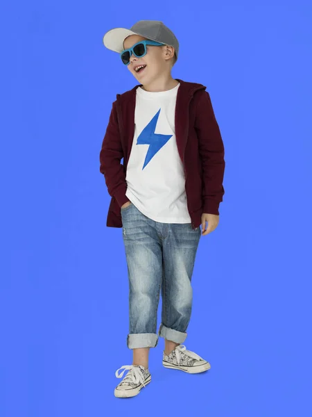 Кавказский стильный мальчик в кепке — стоковое фото