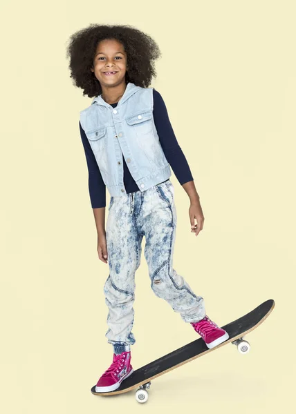 Afrikaanse kind paardrijden skateboard — Stockfoto