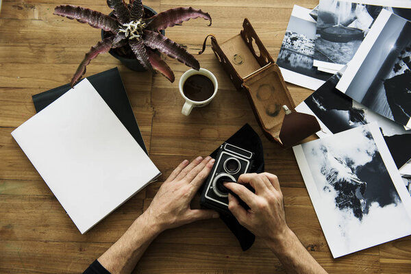 Retro Vintage Camera on table — Stock Photo, Image