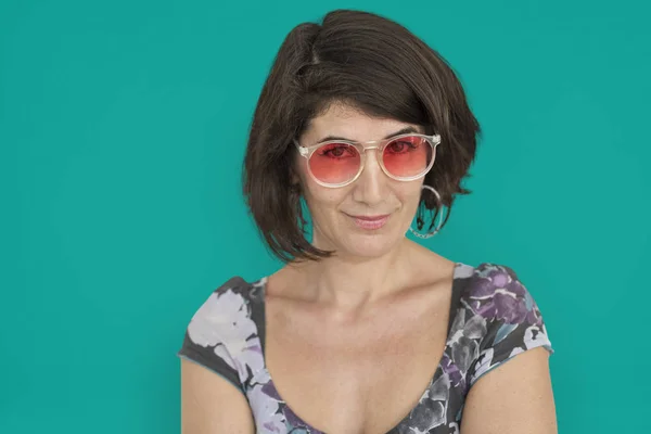 Donna adulta con gli occhiali da sole — Foto Stock