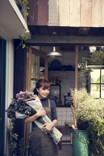 Menina segurando flores — Fotografia de Stock