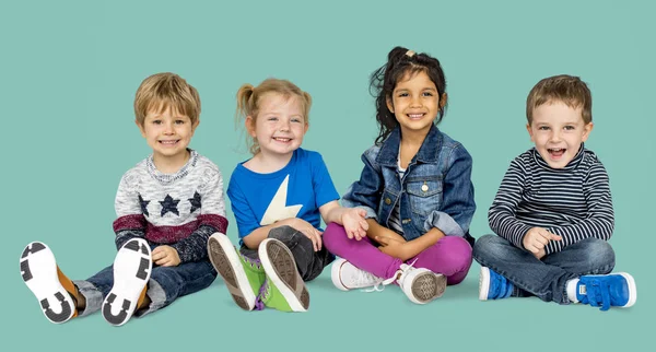 Gelukkige kinderen zitten op vloer — Stockfoto